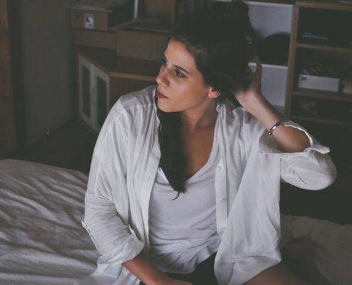 vrouw in bed wakker