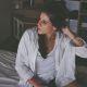 vrouw in bed wakker