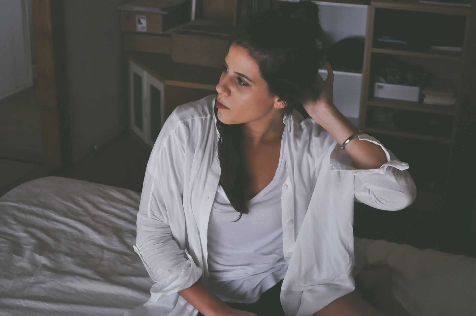 vrouw in bed wakker
