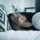 vrouw lachend in bed