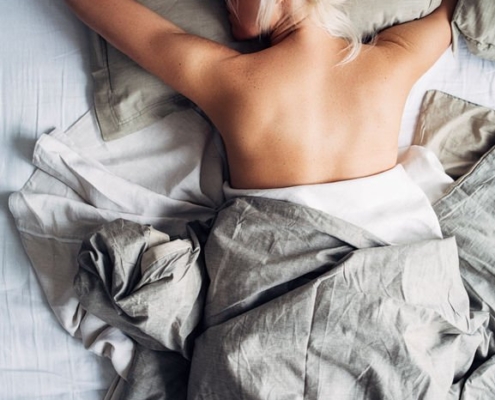 Schramm bed met slapende vrouw