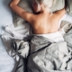 Schramm bed met slapende vrouw